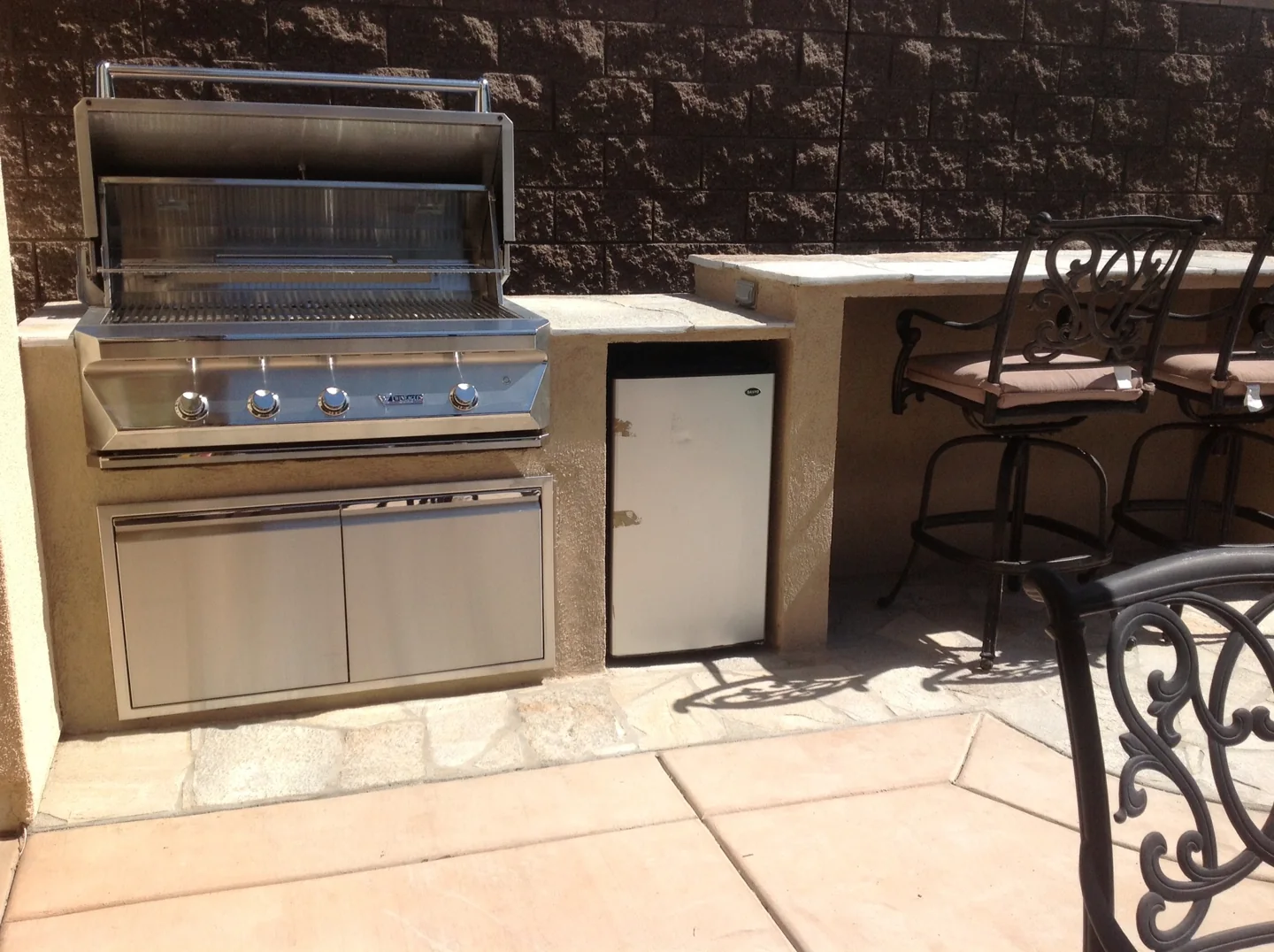 Built-in grill and counter