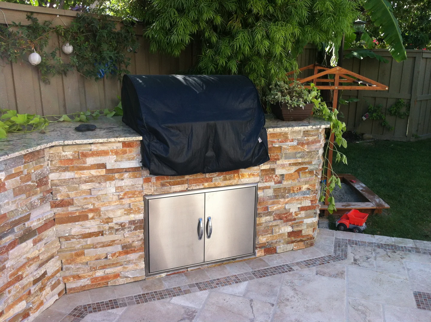 A compact built-in barbecue