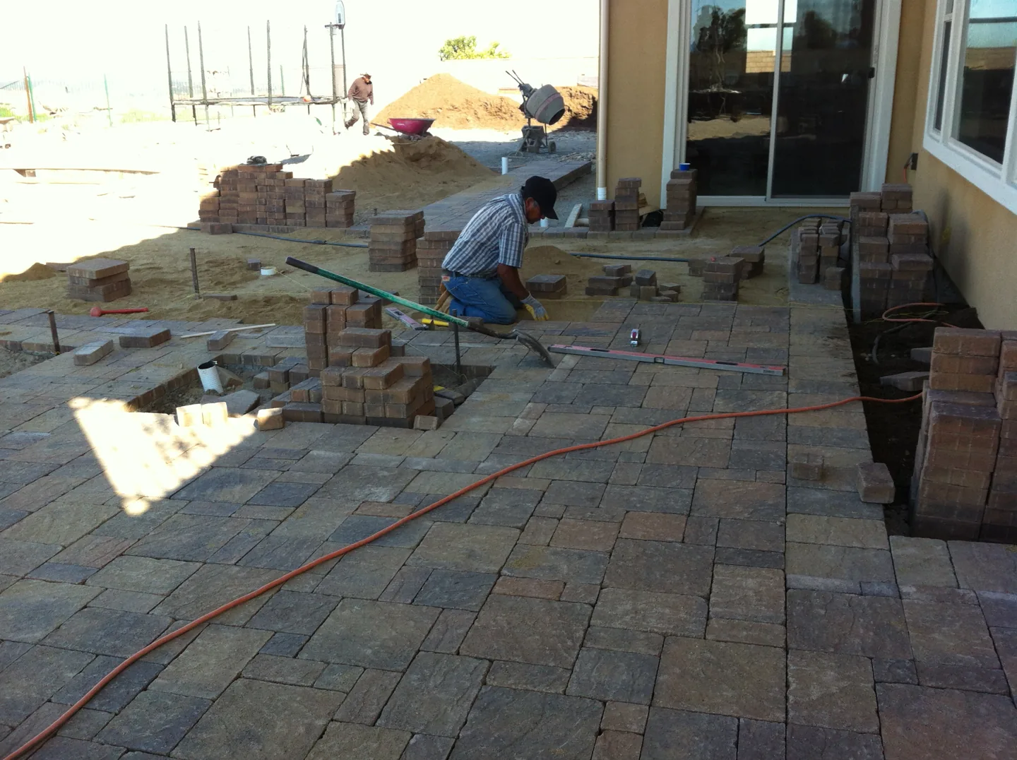 Setting the patio pavers