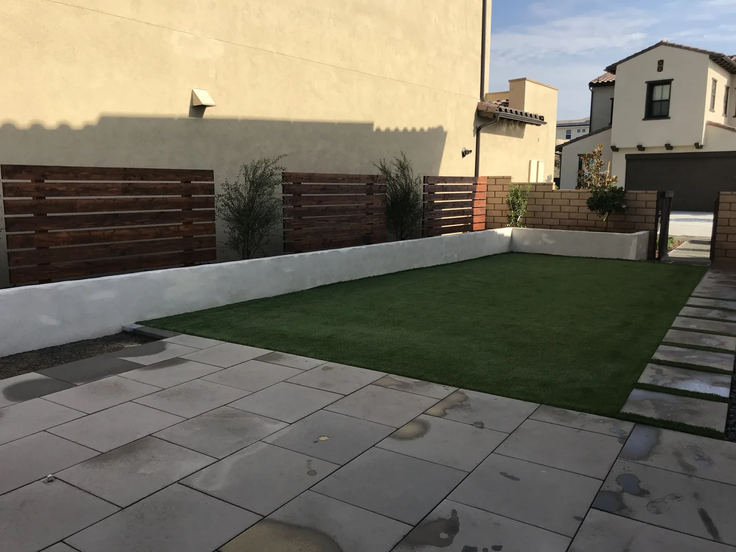 Paving details around the lawn